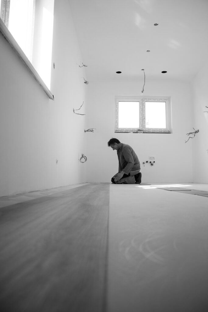 checking subfloor flatness before laminate flooring installation to prevent clicking